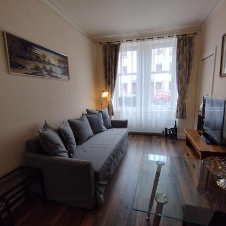 2 Bedrooms Flat Central Edinburgh, Sleeps 6, In The Shadow Of Holyrood Park And Arthur'S Seat With Free Parking, Two Bed Rooms Dış mekan fotoğraf