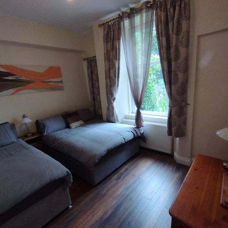 2 Bedrooms Flat Central Edinburgh, Sleeps 6, In The Shadow Of Holyrood Park And Arthur'S Seat With Free Parking, Two Bed Rooms Dış mekan fotoğraf