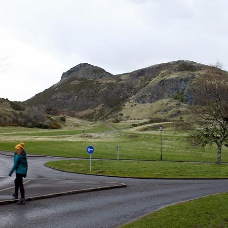 2 Bedrooms Flat Central Edinburgh, Sleeps 6, In The Shadow Of Holyrood Park And Arthur'S Seat With Free Parking, Two Bed Rooms Dış mekan fotoğraf