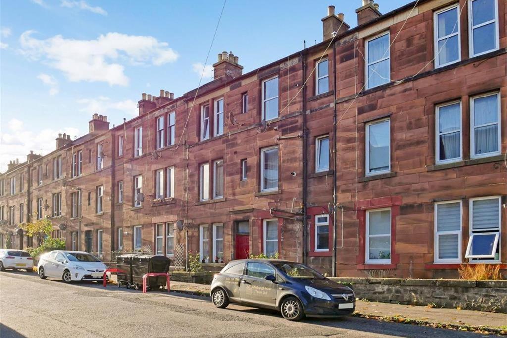 2 Bedrooms Flat Central Edinburgh, Sleeps 6, In The Shadow Of Holyrood Park And Arthur'S Seat With Free Parking, Two Bed Rooms Dış mekan fotoğraf