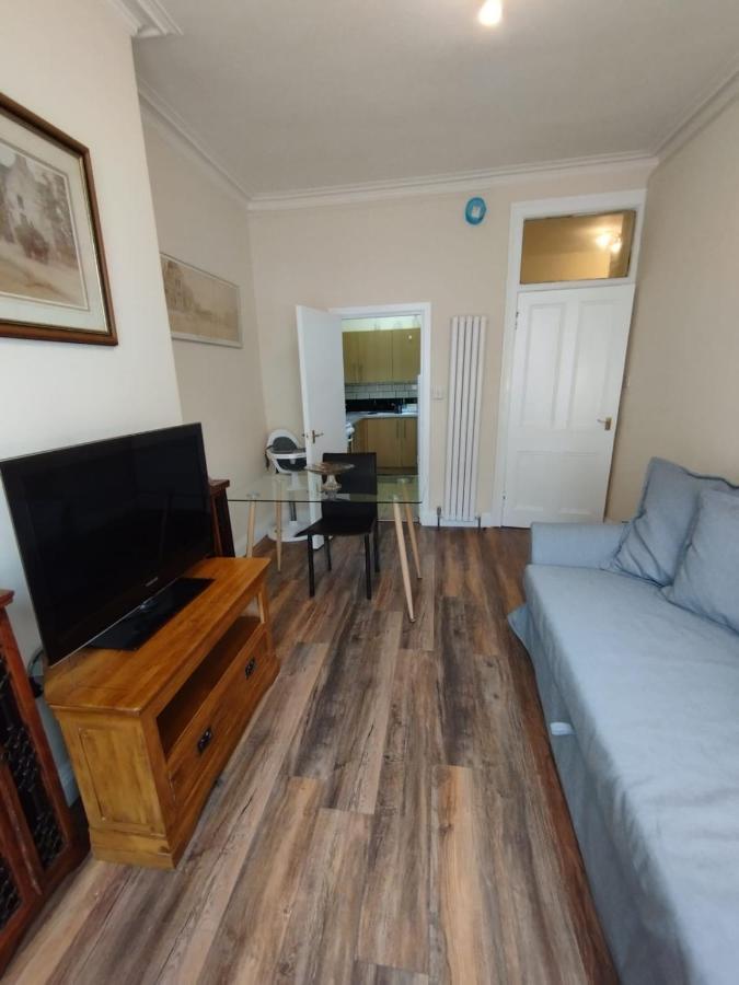 2 Bedrooms Flat Central Edinburgh, Sleeps 6, In The Shadow Of Holyrood Park And Arthur'S Seat With Free Parking, Two Bed Rooms Dış mekan fotoğraf