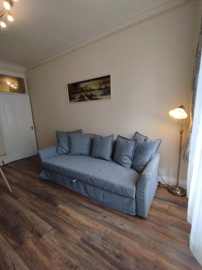 2 Bedrooms Flat Central Edinburgh, Sleeps 6, In The Shadow Of Holyrood Park And Arthur'S Seat With Free Parking, Two Bed Rooms Dış mekan fotoğraf