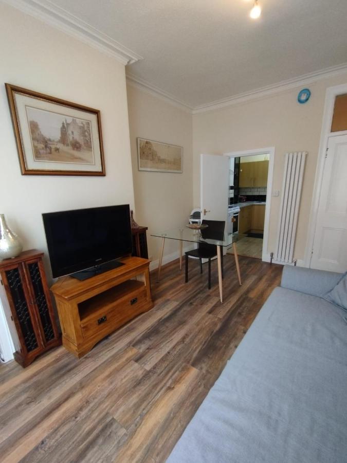 2 Bedrooms Flat Central Edinburgh, Sleeps 6, In The Shadow Of Holyrood Park And Arthur'S Seat With Free Parking, Two Bed Rooms Dış mekan fotoğraf