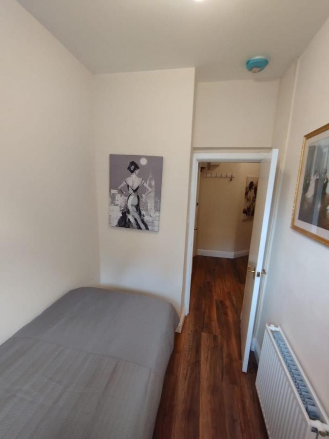 2 Bedrooms Flat Central Edinburgh, Sleeps 6, In The Shadow Of Holyrood Park And Arthur'S Seat With Free Parking, Two Bed Rooms Dış mekan fotoğraf