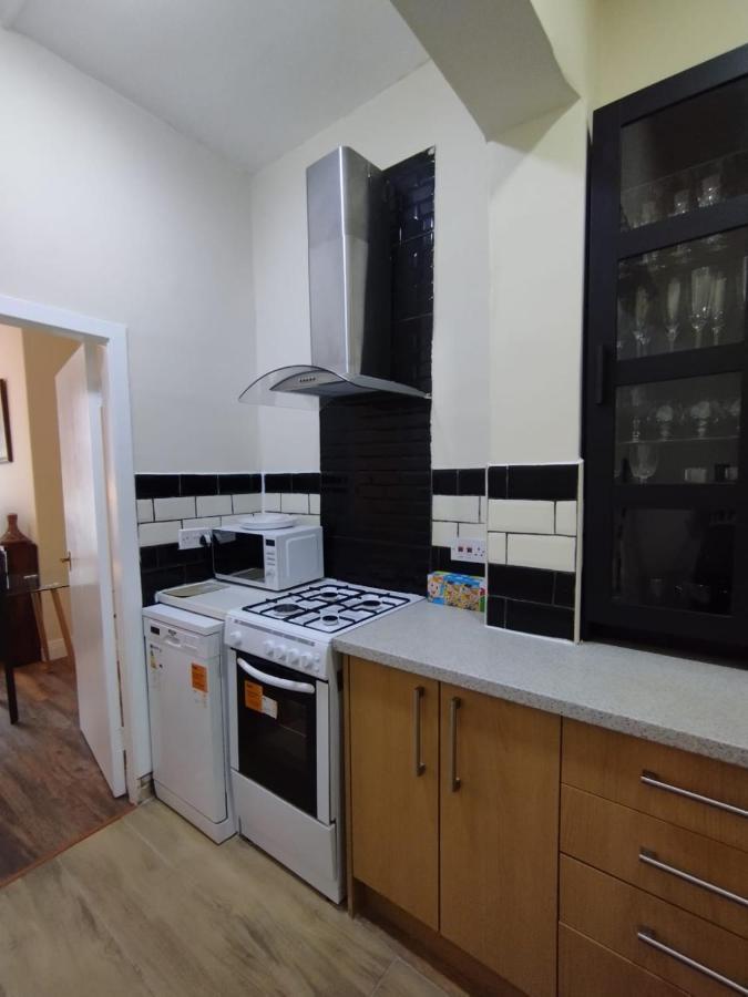 2 Bedrooms Flat Central Edinburgh, Sleeps 6, In The Shadow Of Holyrood Park And Arthur'S Seat With Free Parking, Two Bed Rooms Dış mekan fotoğraf