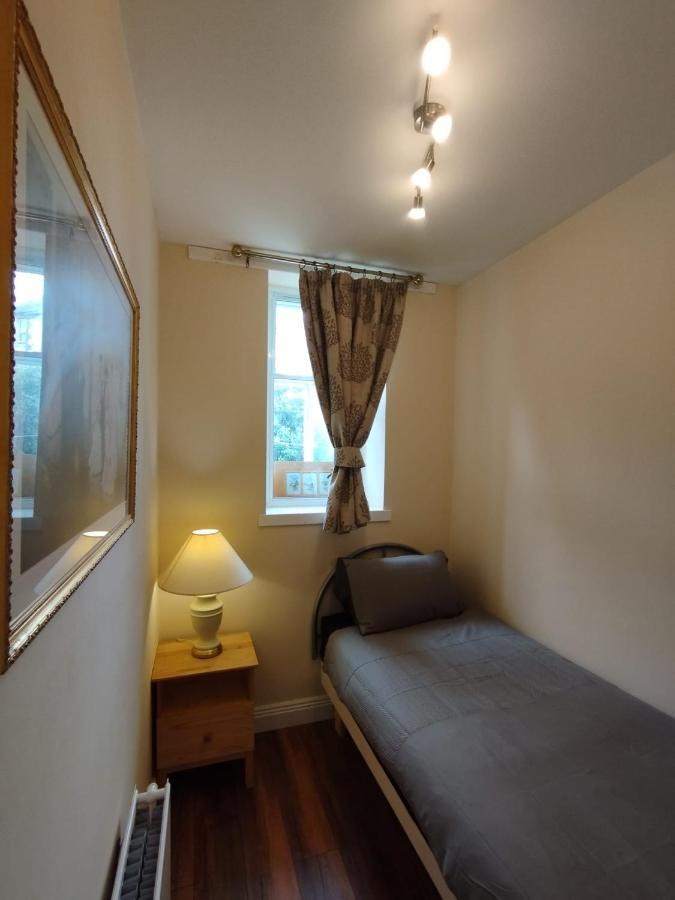 2 Bedrooms Flat Central Edinburgh, Sleeps 6, In The Shadow Of Holyrood Park And Arthur'S Seat With Free Parking, Two Bed Rooms Dış mekan fotoğraf