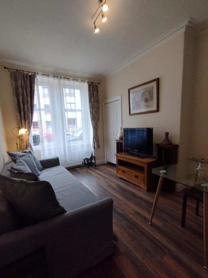 2 Bedrooms Flat Central Edinburgh, Sleeps 6, In The Shadow Of Holyrood Park And Arthur'S Seat With Free Parking, Two Bed Rooms Dış mekan fotoğraf