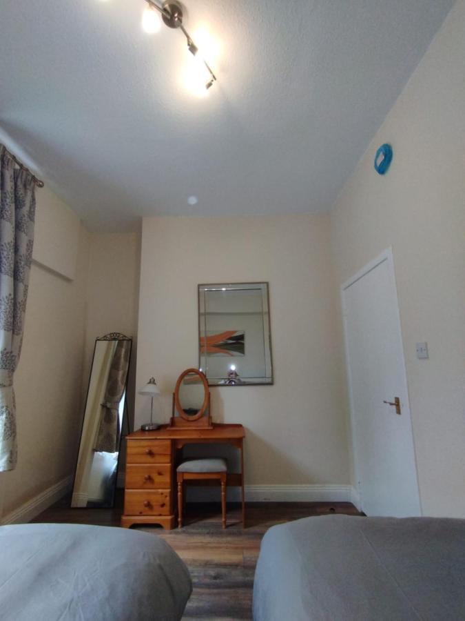 2 Bedrooms Flat Central Edinburgh, Sleeps 6, In The Shadow Of Holyrood Park And Arthur'S Seat With Free Parking, Two Bed Rooms Dış mekan fotoğraf