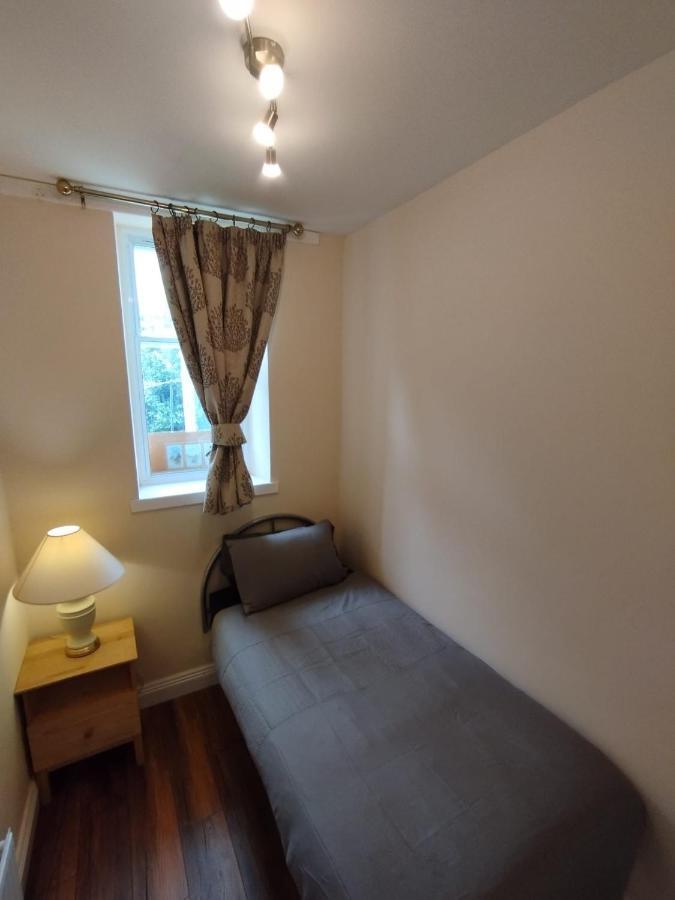 2 Bedrooms Flat Central Edinburgh, Sleeps 6, In The Shadow Of Holyrood Park And Arthur'S Seat With Free Parking, Two Bed Rooms Dış mekan fotoğraf