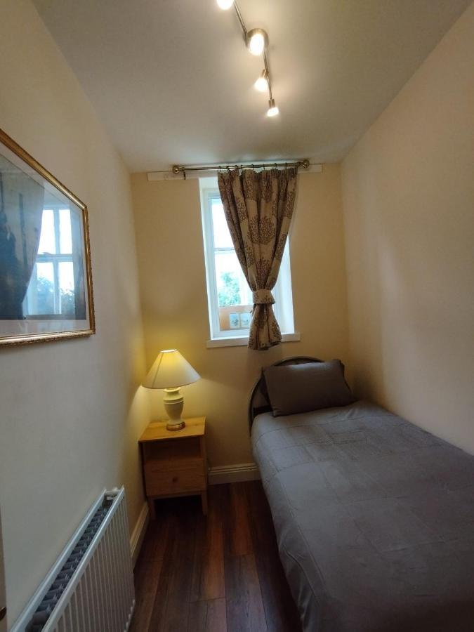 2 Bedrooms Flat Central Edinburgh, Sleeps 6, In The Shadow Of Holyrood Park And Arthur'S Seat With Free Parking, Two Bed Rooms Dış mekan fotoğraf