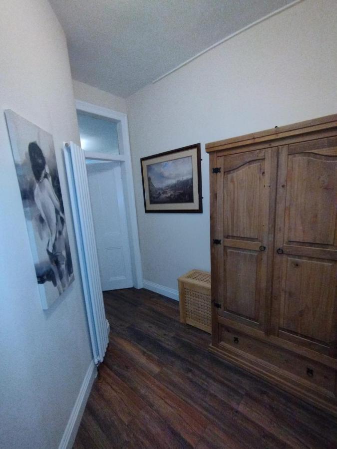 2 Bedrooms Flat Central Edinburgh, Sleeps 6, In The Shadow Of Holyrood Park And Arthur'S Seat With Free Parking, Two Bed Rooms Dış mekan fotoğraf