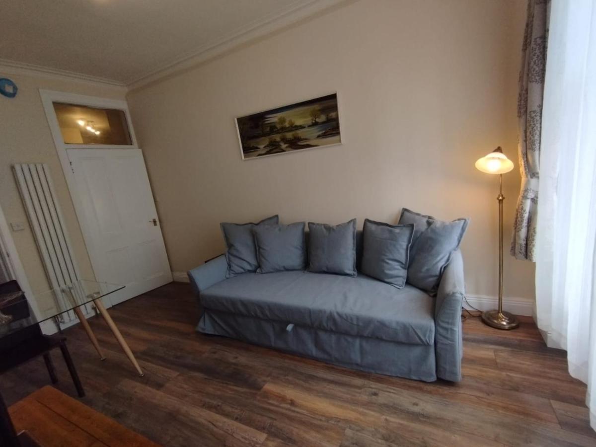 2 Bedrooms Flat Central Edinburgh, Sleeps 6, In The Shadow Of Holyrood Park And Arthur'S Seat With Free Parking, Two Bed Rooms Dış mekan fotoğraf