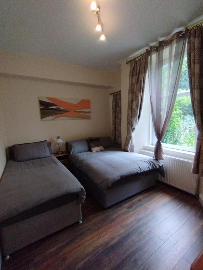 2 Bedrooms Flat Central Edinburgh, Sleeps 6, In The Shadow Of Holyrood Park And Arthur'S Seat With Free Parking, Two Bed Rooms Dış mekan fotoğraf