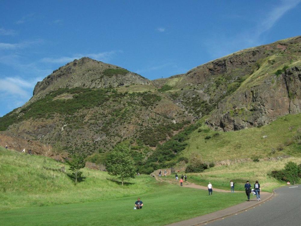 2 Bedrooms Flat Central Edinburgh, Sleeps 6, In The Shadow Of Holyrood Park And Arthur'S Seat With Free Parking, Two Bed Rooms Dış mekan fotoğraf