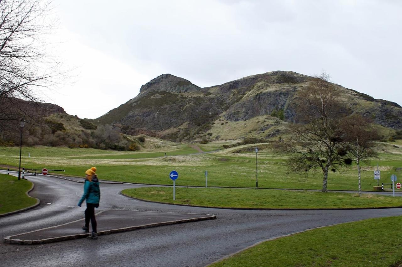 2 Bedrooms Flat Central Edinburgh, Sleeps 6, In The Shadow Of Holyrood Park And Arthur'S Seat With Free Parking, Two Bed Rooms Dış mekan fotoğraf